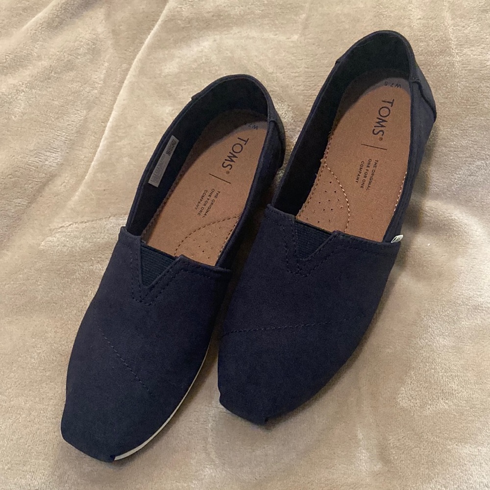 TOMS canvas slip on sneaker W 7.5 NWT black